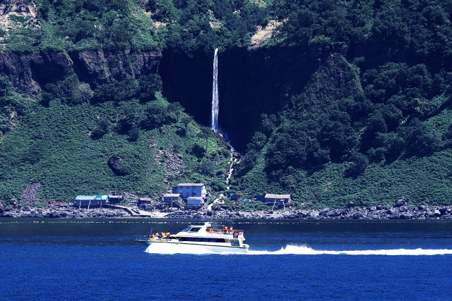 カシュニの滝と観光船